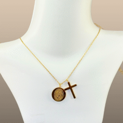 Collar dorado con dijes de la Virgen de Guadaupe y una cruz en acero inoxidable