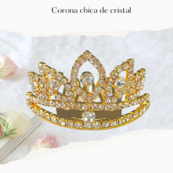 Corona chica de cristal color dorada Dale un toque de elegancia y brillo a tu peinado con esta hermosa corona chica de cristal. Su diseño delicado resalta con destellos sutiles, perfecta para eventos especiales o para lucir como una verdadera princesa. 💎 Cristales brillantes ✨ Diseño ligero y cómodo 👰 Ideal para fiestas, XV años, bodas, sesiones de fotos o para adorno del pastel 🎁 Perfecta para regalar