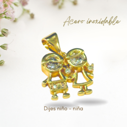 ✨ Dijes para niños en acero inoxidable, pensados para durar. Un detalle especial que los acompaña todos los días. Pequeños dijes, grandes significados. Regalos que cuidan y brillan.