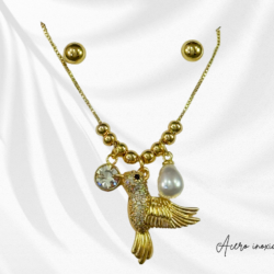 Collar y aretes dorados de acero inoxidable dije de colibrí. 🥰 Luce collares de moda en acero inoxidable, resistentes al uso diario y con diseños que elevan cualquier outfit.  Collares de acero inoxidable de moda, ideales para regalar o consentirte.