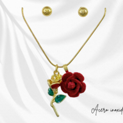 Collar y aretes dorados de acero inoxidable dije de rosas, una de acero y una de tela. 🥰 Luce collares de moda en acero inoxidable, resistentes al uso diario y con diseños que elevan cualquier outfit. Collares de acero inoxidable de moda, ideales para regalar o consentirte.