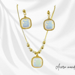 Collar y aretes adornos perlas tornasol en acero inoxidable 🥰 Luce collares de moda en acero inoxidable, resistentes al uso diario y con diseños que elevan cualquier outfit. Collares de acero inoxidable de moda, ideales para regalar o consentirte.