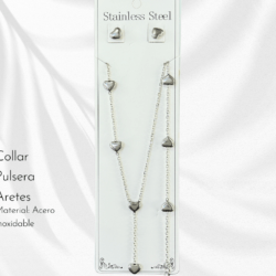 Collar, aretes y pulsera adornos corazones plateados en acero inoxidable 🥰 Luce collares de moda en acero inoxidable, resistentes al uso diario y con diseños que elevan cualquier outfit. Collares de acero inoxidable de moda, ideales para regalar o consentirte.