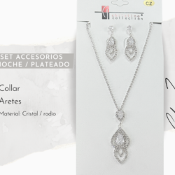 Collar y aretes plateados de cristal para vestidos de noche ✨💎 Ilumina tu look con este sofisticado set de collar y aretes de cristal, diseñado para destacar en fiestas de gala y eventos elegantes. Sus destellos refinados aportan glamour y elegancia a cada movimiento. 💠 Cristales brillantes de alta calidad ✨ Diseño elegante y atemporal 👗 Ideal para fiestas de gala, bodas y eventos formales 🎁 Perfecto para regalar o lucir en ocasiones especiales  💎✨ Haz que tu presencia brille con elegancia y distinción ✨
