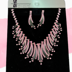 Collar y aretes platedos con rosa de cristal para vestidos de noche✨💎 Ilumina tu look con este sofisticado set de collar y aretes de cristal, diseñado para destacar en fiestas de gala y eventos elegantes. Sus destellos refinados aportan glamour y elegancia a cada movimiento. 💠 Cristales brillantes de alta calidad ✨ Diseño elegante y atemporal 👗 Ideal para fiestas de gala, bodas y eventos formales 🎁 Perfecto para regalar o lucir en ocasiones especiales  💎✨ Haz que tu presencia brille con elegancia y distinción ✨ #JoyeriaElegante #FiestaDeGala #EventosElegantes #AccesoriosDeFiesta #LookElegante #JoyeriaDeCristal  #Glamour #AccesoriosDeModa #RegalosElegantes