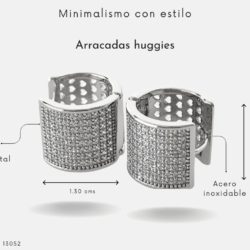 Aretes Huggies plateados Ligeros y con mucho estilo en acero inoxidable con cristales Pequeños, ligeros y con mucho estilo. Perfectos para regalar. El toque lindo de tu outfit. Aretes Huggies ideales para uso diario. Pequeños, cómodos y súper combinables