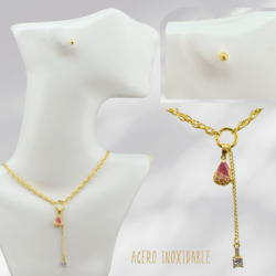 Collar y aretes de acero inoxidable con dije de gota cristal rosa. Elegante set dorado en acero inoxidable que combina con cualquier outfit, de día o de noche.