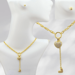 Collar y aretes de acero inoxidable con dijes de corazon. Elegante set dorado en acero inoxidable que combina con cualquier outfit, de día o de noche.