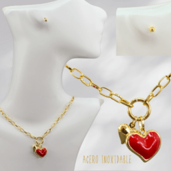 Collar y aretes de acero inoxidable con dijes de corazon doble vista. Accesorios dorados de acero inoxidable, resistentes y modernos, ideales para regalar o consentirte.