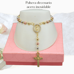 Pulsera decenario con la Virgen de Guadalupe y una cruz de acero inoxidable. Decenario religioso en pulsera, delicado y significativo, perfecto para regalar o usar todos los días.