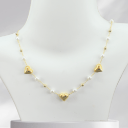 Collar de acero inoxidable con dijes de corazones y perlas. Accesorios dorados de acero inoxidable, resistentes y modernos, ideales para regalar o consentirte.