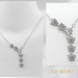 Collar 6 mariposas color plateado en acero inoxidable 🥰 Luce collares de moda en acero inoxidable, resistentes al uso diario y con diseños que elevan cualquier outfit. Collares de acero inoxidable de moda, ideales para regalar o consentirte.