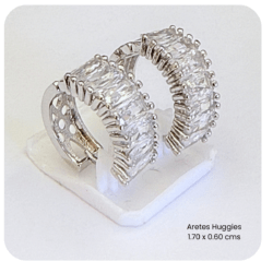 Descubre la elegancia en su forma más sutil con nuestras arracadas tipo Huggies. Diseñadas para abrazar delicadamente el lóbulo de la oreja, estas piezas ofrecen un equilibrio perfecto entre sofisticación y comodidad. Elaboradas con materiales de alta calidad y un acabado brillante, destacan por su diseño moderno y versátil, ideal para acompañarte tanto en el día a día como en ocasiones especiales. Su tamaño compacto las hace ligeras y fáciles de llevar, mientras que su cierre seguro brinda confianza en cada uso. Perfectas para quienes buscan un accesorio discreto pero con estilo, las arracadas Huggies son ese toque imprescindible que eleva cualquier look con un brillo elegante y atemporal.