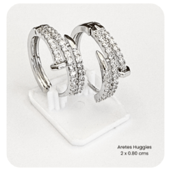 Arracadas huggies plateadas con cristales en forma de clavos de 2 x 0.80 cm. Arracadas Huggies elegantes para uso diario, Huggies modernos: estilo y comodidad en un solo diseño,  Huggies con brillo sofisticado arracadas huggies, aretes huggies mujer