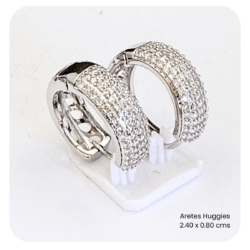 Arracadas huggies plateadas con cristales 2.40 x 0.80 cms Arracadas Huggies elegantes para uso diario, Huggies modernos: estilo y comodidad en un solo diseño,  Huggies con brillo sofisticado arracadas huggies, aretes huggies mujer