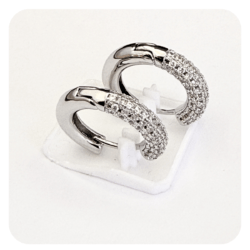 Arracadas huggies plateadas con cristales  Arracadas Huggies elegantes para uso diario, Huggies modernos: estilo y comodidad en un solo diseño,  Huggies con brillo sofisticado arracadas huggies, aretes huggies mujer