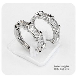 Arracadas huggies plateadas con cristales 1.80 x 0.50 cms Arracadas Huggies elegantes para uso diario, Huggies modernos: estilo y comodidad en un solo diseño,  Huggies con brillo sofisticado arracadas huggies, aretes huggies mujer