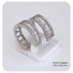 Arracadas huggies plateadas con cristales 1.80 x 0.50 cms Arracadas Huggies elegantes para uso diario, Huggies modernos: estilo y comodidad en un solo diseño,  Huggies con brillo sofisticado arracadas huggies, aretes huggies mujer