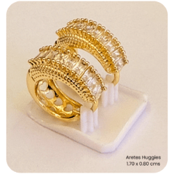 Arracadas huggies doradas con cristales 1.70 x 0.80 Arracadas Huggies elegantes para uso diario, Huggies modernos: estilo y comodidad en un solo diseño,  Huggies con brillo sofisticado Elegancia discreta con arracadas Huggies Aretes tipo Huggies ligeros y cómodos, tendencia en joyería femenina, Huggies con acabado premium
