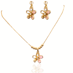 Collar y aretes dorados con dijes de flor con cristales rosas Calidad que se nota, estilo que enamora 💫 ¡Eleva tu outfit en segundos! ✨ Diseños en tendencia Brillo que enamora 💖 Estilo que destaca ✨