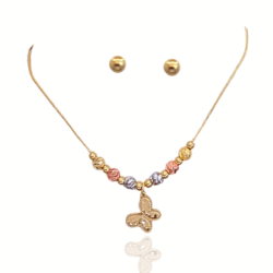 Collar y aretes dorados con dijes de mariposa y adornos 3 tonos Calidad que se nota, estilo que enamora 💫 ¡Eleva tu outfit en segundos! ✨ Diseños en tendencia Brillo que enamora 💖 Estilo que destaca ✨