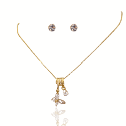 Collar y aretes dorados con dijes de mariposa y adornos 3 tonos Calidad que se nota, estilo que enamora 💫 ¡Eleva tu outfit en segundos! ✨ Diseños en tendencia Brillo que enamora 💖 Estilo que destaca ✨