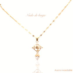 Collar y aretes dorados con dijes de nudo de bruja con gota Calidad que se nota, estilo que enamora 💫 ¡Eleva tu outfit en segundos! ✨ Diseños en tendencia Brillo que enamora 💖 Estilo que destaca ✨