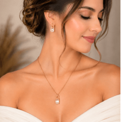 “Descubre accesorios que elevan tu outfit.” Collar y aretes dorados con adornos de metal y cristal accesorios femeninos accesorios modernos accesorios elegantes joyería moderna accesorios de acero inoxidable accesorios de tendencia