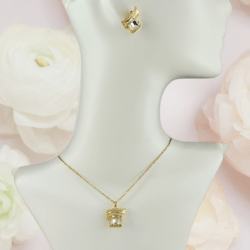 “Descubre accesorios que elevan tu outfit.” Collar y aretes dorados con adornos de metal y cristal accesorios femeninos accesorios modernos accesorios elegantes joyería moderna accesorios de acero inoxidable accesorios de tendencia