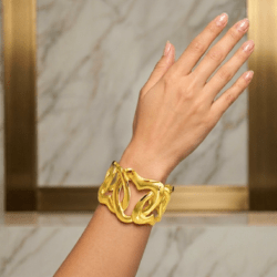 Pulsera dorada ancha de moda en acero inoxidable pulseras para mujer anchas pulseras elegantes pulseras de acero inoxidable anchas pulseras modernas gruesas pulseras minimalistas pulseras doradas de moda anchas pulseras doradas pulseras ajustables pulseras bonitas pulseras para regalo