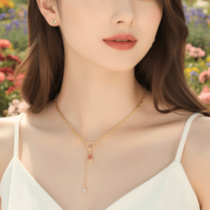 Collar y aretes de acero inoxidable con dije de gota cristal rosa. Elegante set dorado en acero inoxidable que combina con cualquier outfit, de día o de noche. 