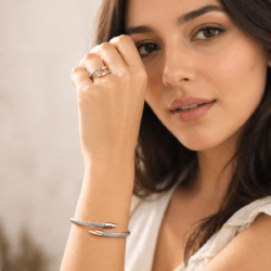 Luce pulseras de moda en acero inoxidable, resistentes al uso diario y con diseños que elevan cualquier outfit. Ideales para regalar o para uso diario. Diseños actuales de pulseras en acero inoxidable para lucir increíble. Pulsea de Moda que resiste tu ritmo. Pulseras minimalistas, modernas y atemporales. Menos cuidado, más estilo en tus pulseras y anillos  #cristalmania