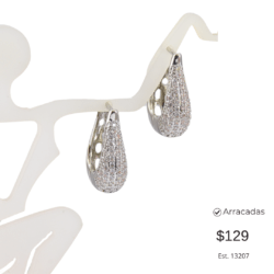 Arracadas huggies plateadas con cristales. Elegantes, cómodos y fáciles de combinar: nuestros Huggies son el toque perfecto para elevar cualquier look.