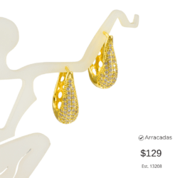 Arracadas huggies doradas con cristales.  Elegantes, cómodos y fáciles de combinar: nuestros Huggies son el toque perfecto para elevar cualquier look. ✨