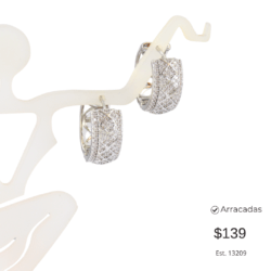 Arracadas huggies plateadas con cristales. Elegantes, cómodos y fáciles de combinar: nuestros Huggies son el toque perfecto para elevar cualquier look.