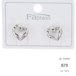 Aretes modernos plateados de corazón. Aretes pequeños de acero inoxidable, elegantes y versátiles para cualquier ocasión.
