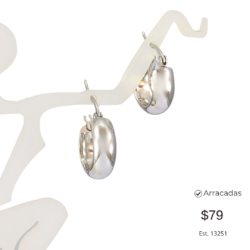 Arracadas huggies plateadas con cristales. Elegantes, cómodos y fáciles de combinar: nuestros Huggies son el toque perfecto para elevar cualquier look.