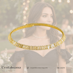 Gargantilla - Collar dorado con cristales baguette para vestidos de noche “Elegancia y tendencia en cada pieza.” “Accesorios que resaltan tu personalidad.” Collares para mujer, collares elegantes para vestidos de noche, collares modernos para fiestas, joyería para fiestas